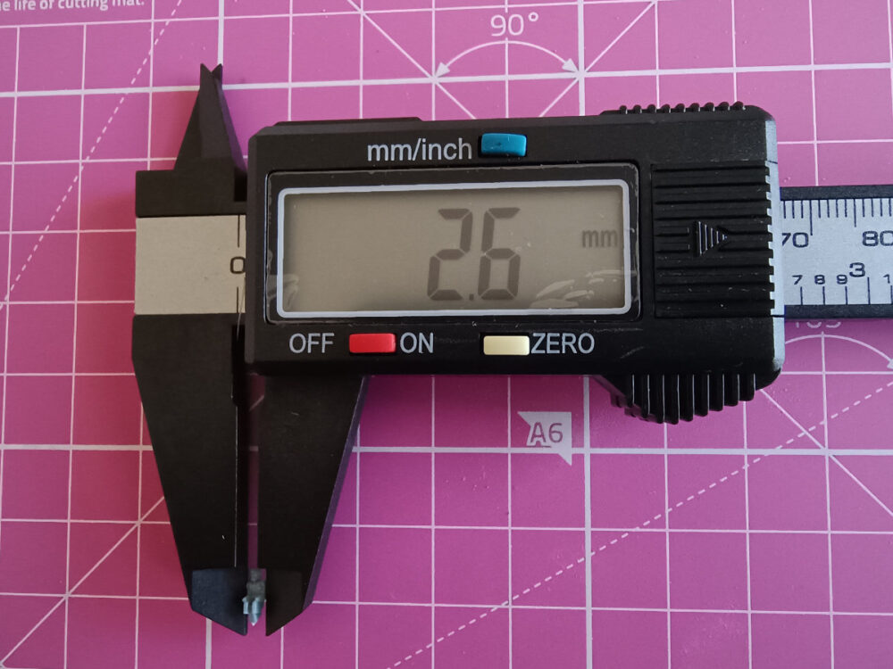 パイロットの幅は2.6mm (ノギスの写真)